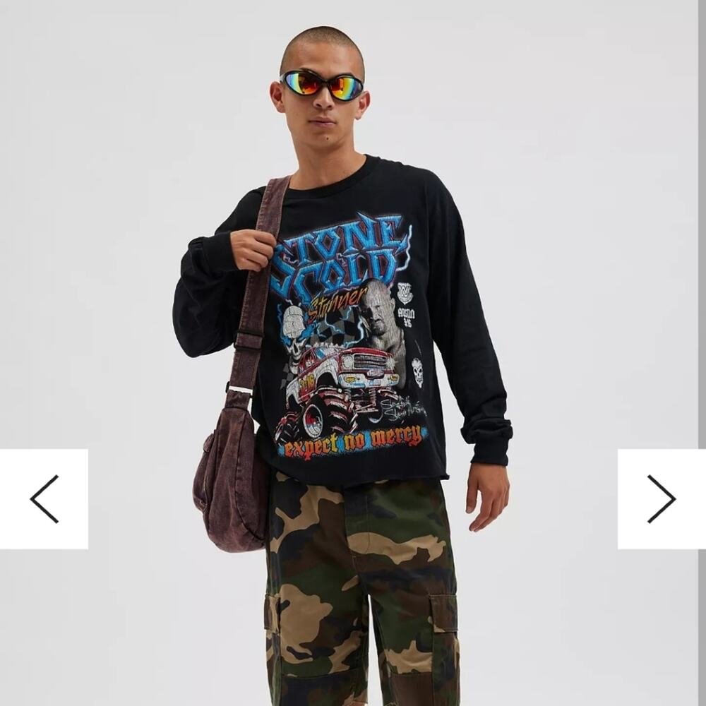 Urban Outfitters WWE Stone Cold Cropped Long Sleeve Tee Sz LARGE